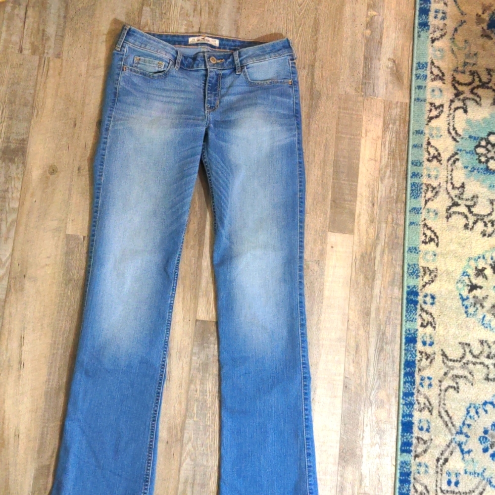 HOLLISTER, Medium washed, low rise, flare, jeans. EUC